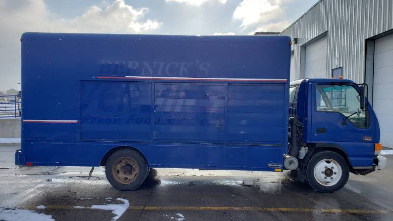 lot 2 image: 2004 GMC W5500 Food Service Step Van w Hackney Cargo Box