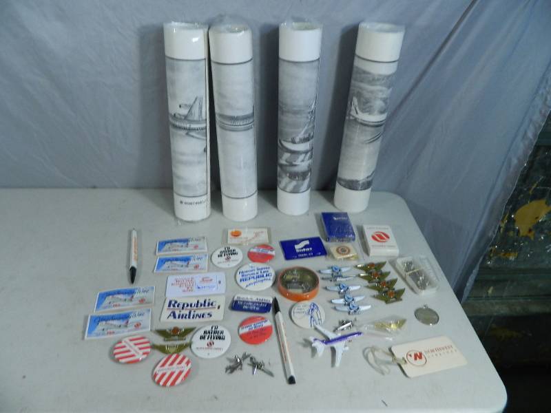 lot 8 image: Vintage Airline Collectibles