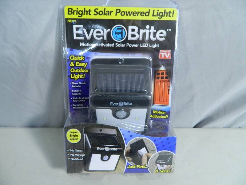 lot 46 image: New Ever-Brite Solar Powered Light
