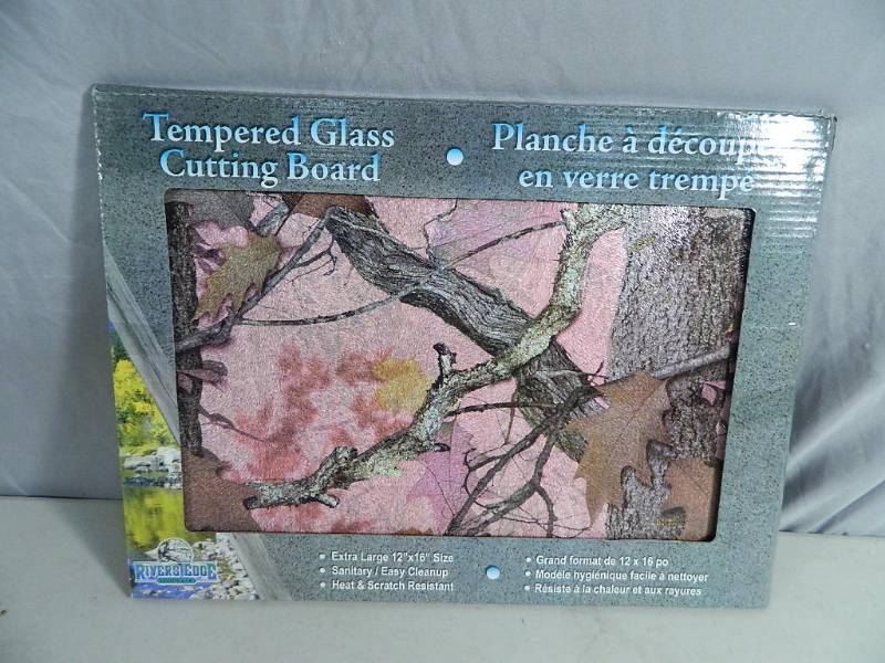lot 65 image: New Pink Camo Tempered Glass Cutting Board