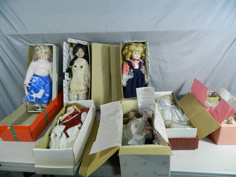 lot 78 image: 7 Assorted Collectible Dolls