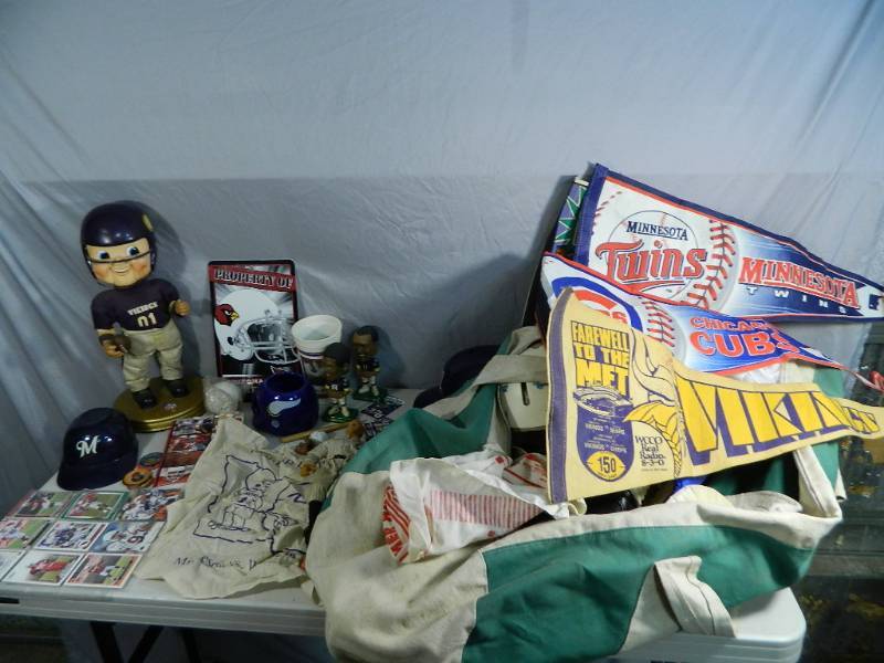 lot 81 image: Sports Collectibles