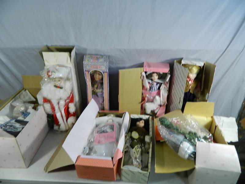 lot 83 image: 8 Collectible Dolls
