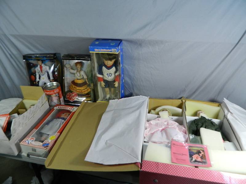 lot 89 image: Dolls, Figurines, Collectibles