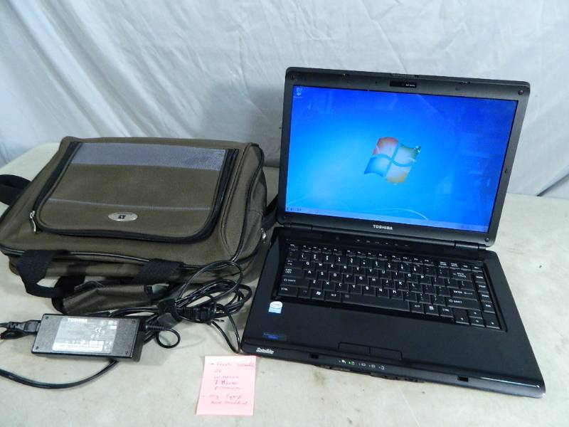 lot 98 image: Toshiba Laptop with Bag
