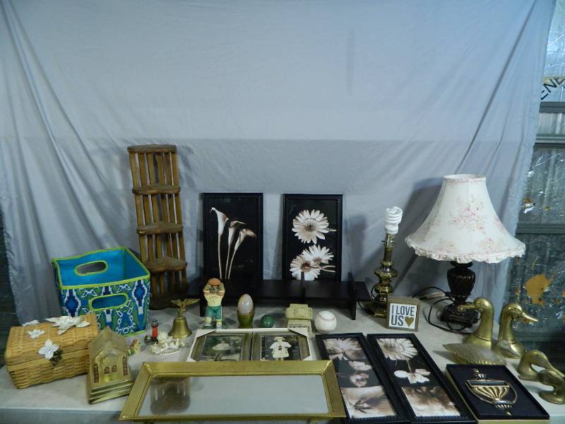 lot 110 image: Home Decor