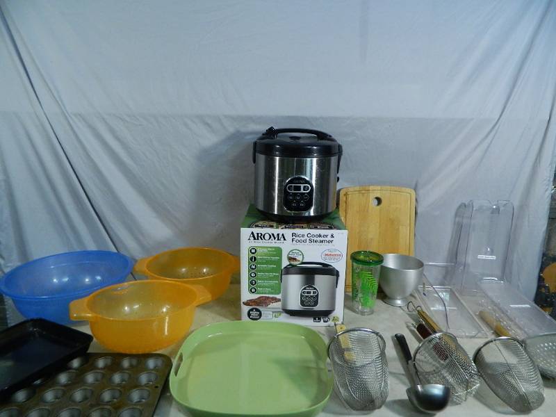 lot 120 image: Kitchen Items