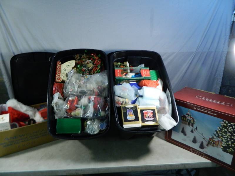 lot 141 image: Christmas Decor