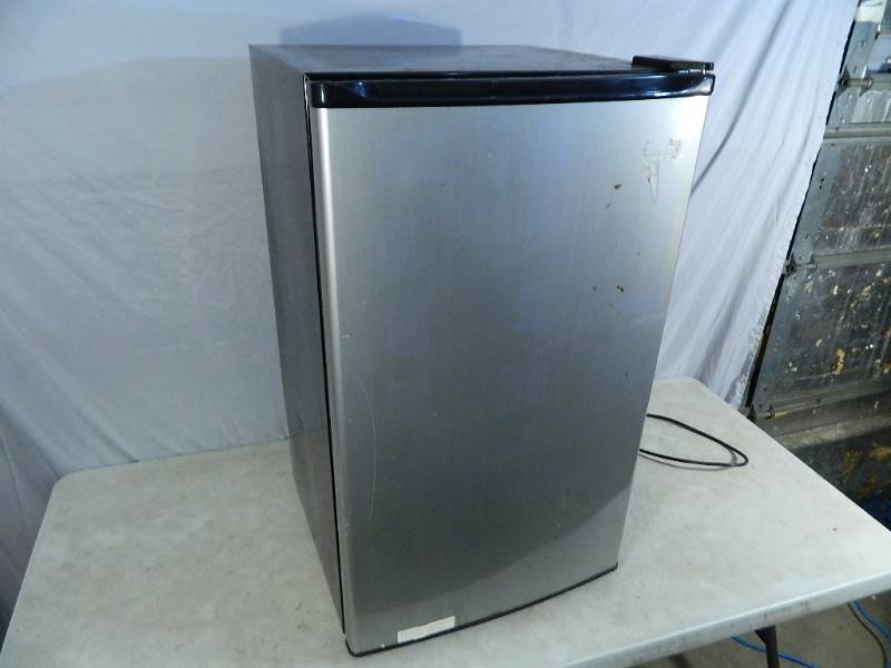 lot 143 image: Magic Chef Mini Refrigerator