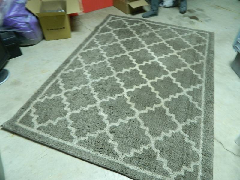 lot 145 image: 5 x 7 Area Rug
