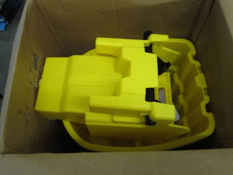 Rubbermaid� Wavebrake� BucketWri...
