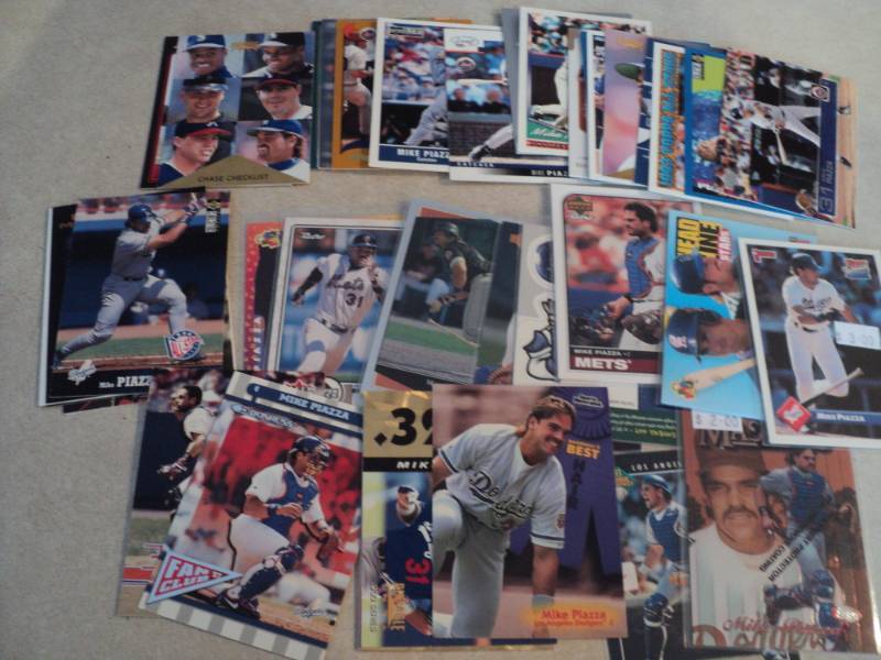 lot 7 image: 40 Mike Piazza Cards...