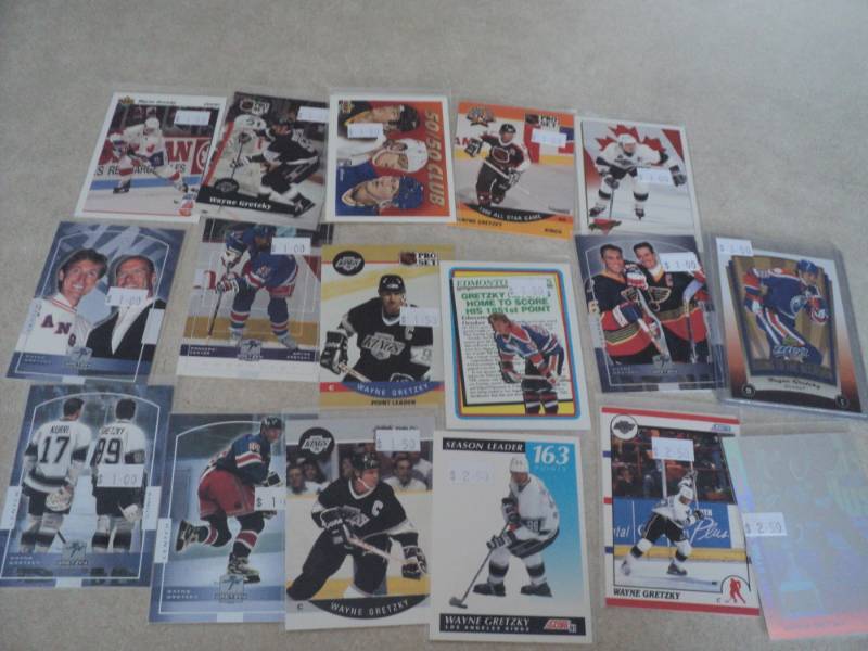 lot 17 image: Wayne Gretzky Cards...
