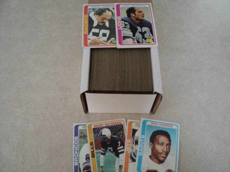 lot 25 image: Box of 1978 Topps Football Cards...