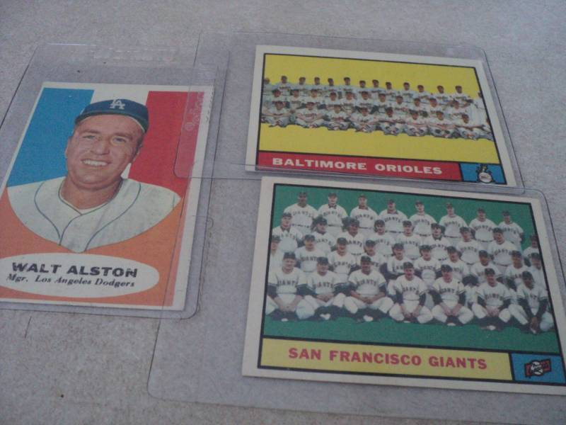 lot 39 image: 3 1961 Topps Baseball Cards...