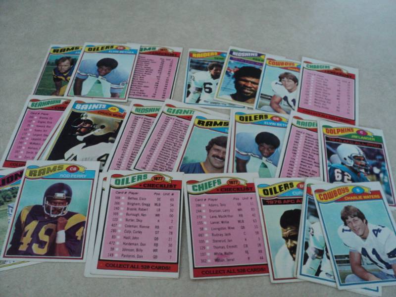 lot 44 image: 30 1977 Topps Football Cards...