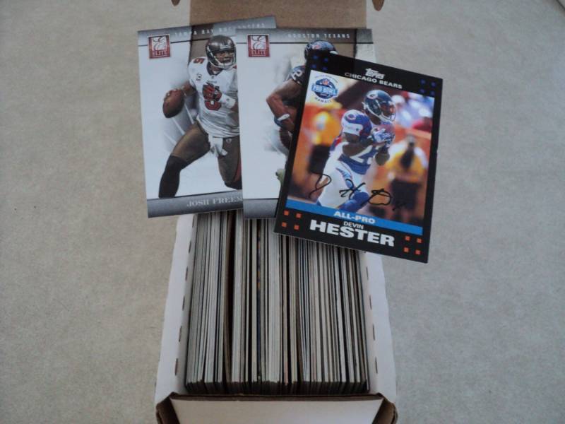 lot 81 image: 100 Football Star Cards...