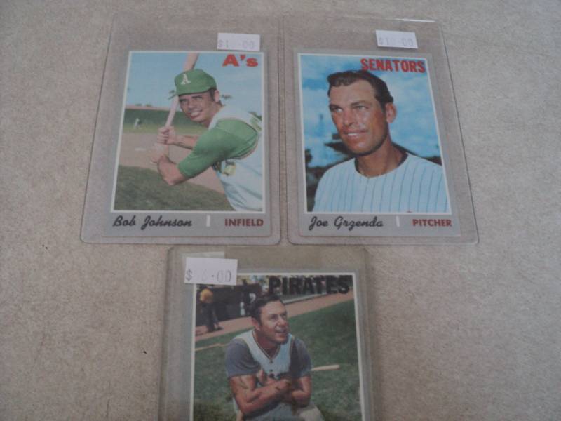 lot 122 image: 3 1970 Topps Baseball Cards...