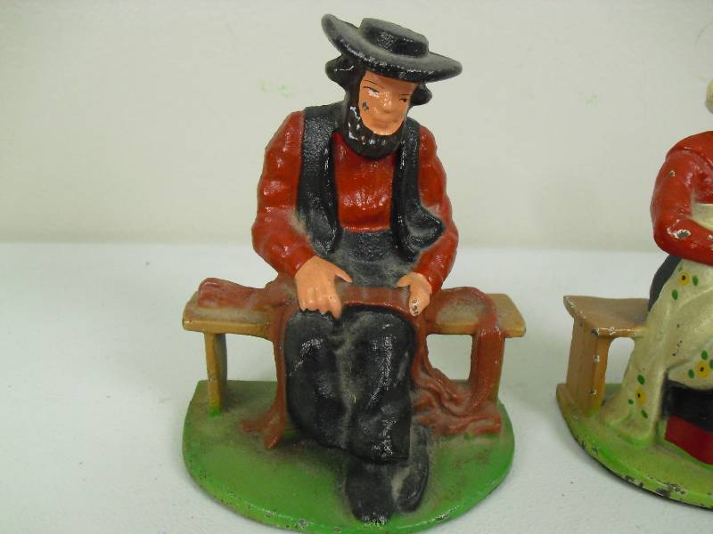 lot 19 image: Vintage Painted Cast Iron Amish Man And Woman Bookends