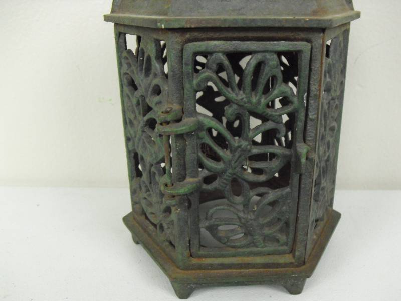 lot 25 image: Cast Iron Garden Lantern