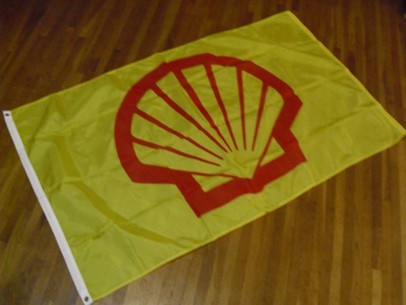 lot 42 image: Vintage New Old Stock Shell Gas 5ft x 3ft Flag