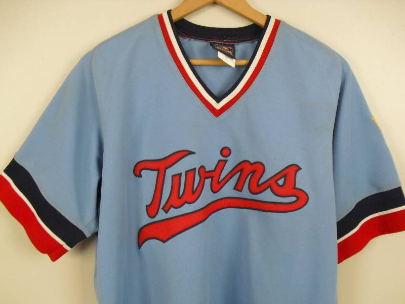 lot 53 image: Minnesota Twins Cooperstown Collection Embroidered Throwback Jersey Size Large