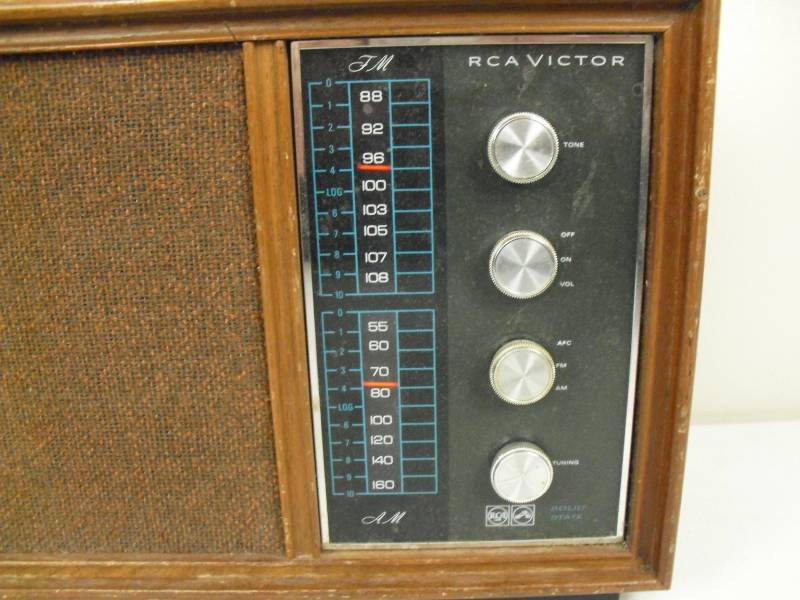lot 70 image: Vintage RCA Victor Solid Wood Case Radio