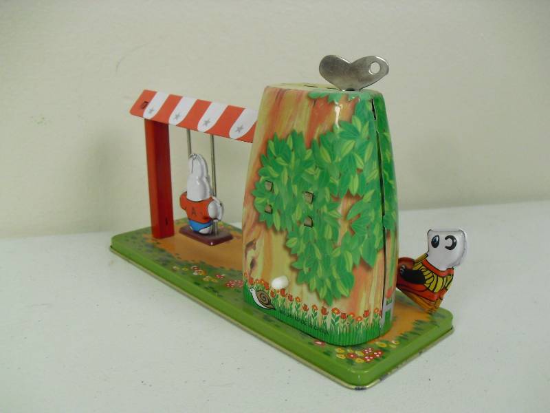 lot 89 image: Tin Litho Wind Up Toy