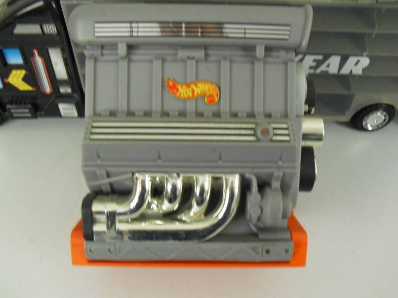lot 105 image: Lot Of 3 Large Hot Wheels Car Cases