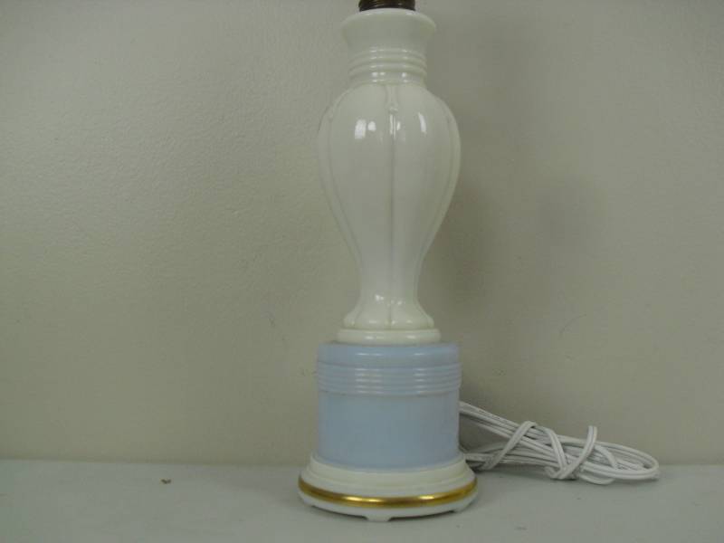 lot 116 image: Vintage Signed Alladdin Alacite Electric Table Lamp