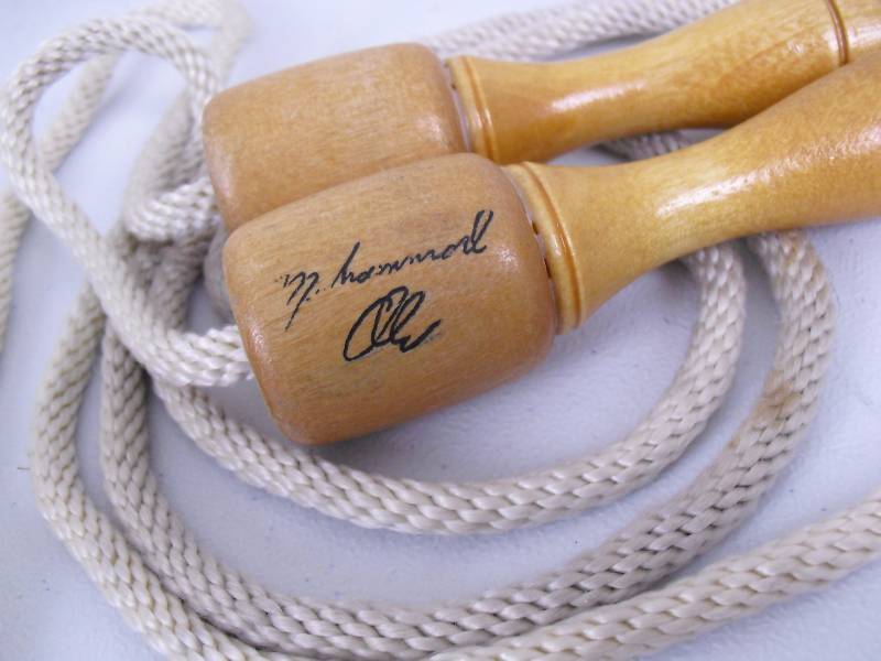 lot 122 image: Vintage Auto Singed Muhammad Ali Ball Bearing Jump Rope