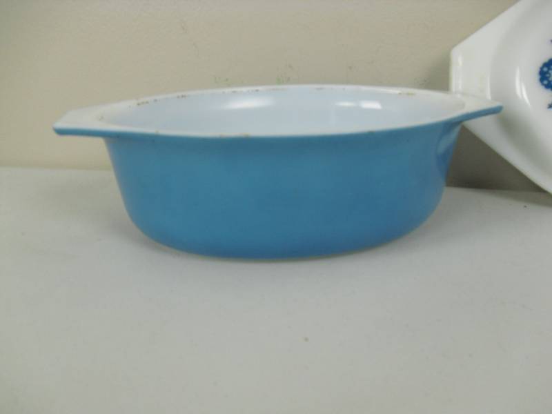 lot 127 image: Vintage 1 12 Quart Blue Pyrex Casserole Dish With Cover
