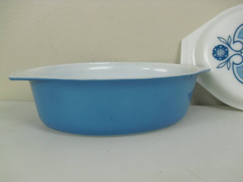 lot 128 image: Vintage 2 12 Quart Blue Pyrex Casserole Dish With Cover