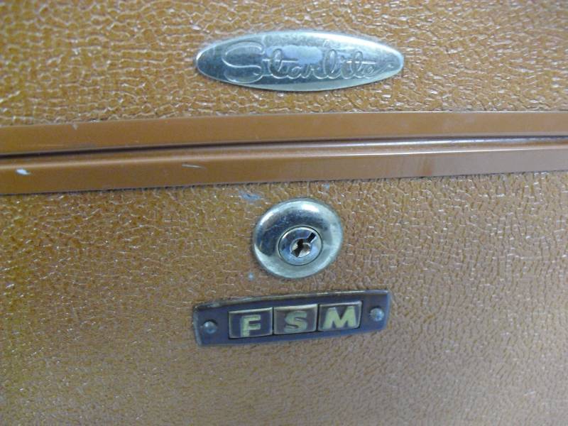 lot 129 image: Vintage Starlight Train Case