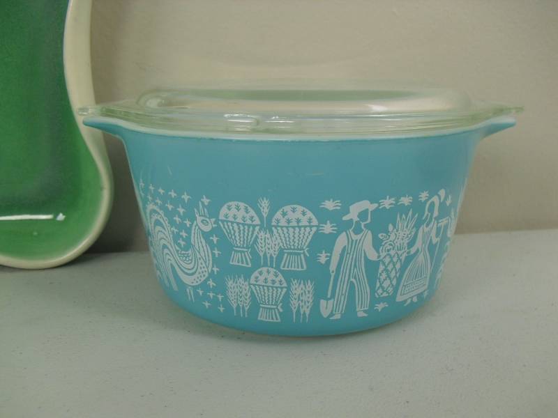 lot 138 image: Vintage Red Wing Dish And Vintage Blue Pyrex With Cover