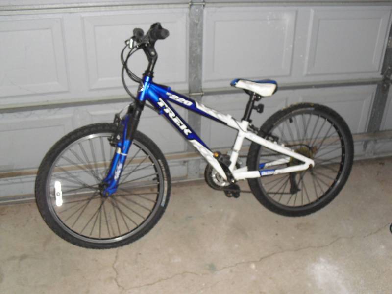 lot 156 image: Kids Trek MT 220 Mountain Bike