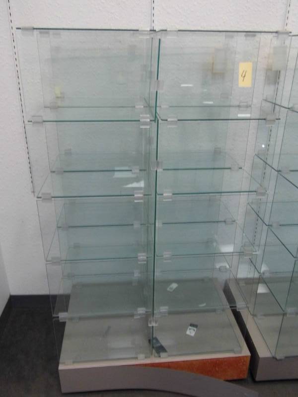 lot 4 image: Glass Display Case w Base