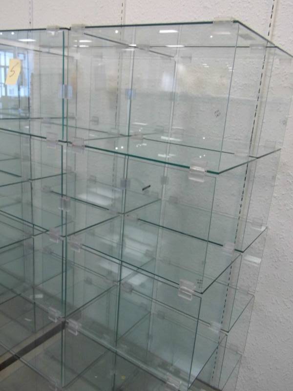lot 5 image: Glass Display Case w Base