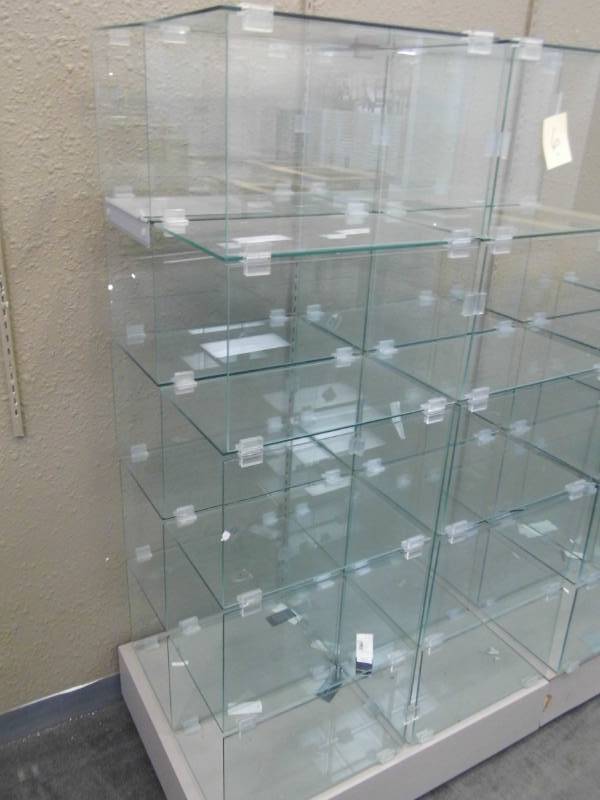 lot 6 image: Glass Display Case w Base