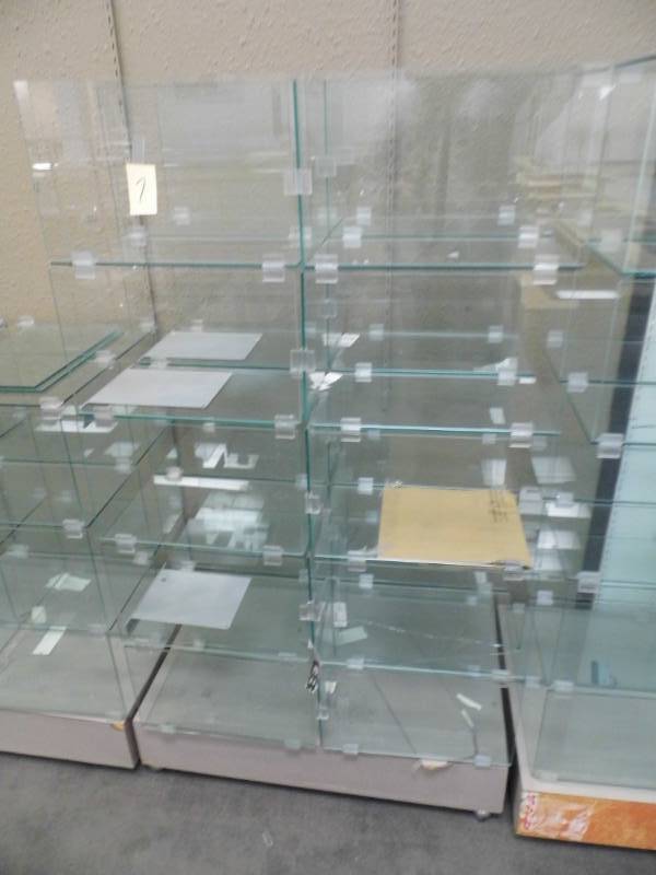 lot 7 image: Glass Display Case w Base