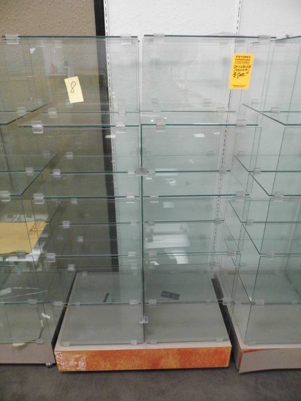 lot 8 image: Glass Display Case w Base