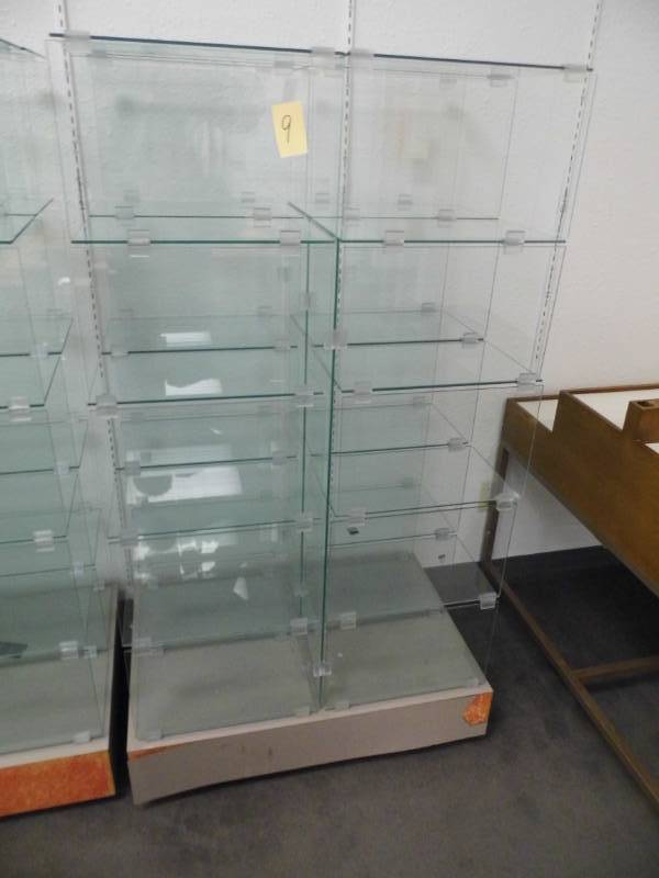 lot 9 image: Glass Display Case w Base