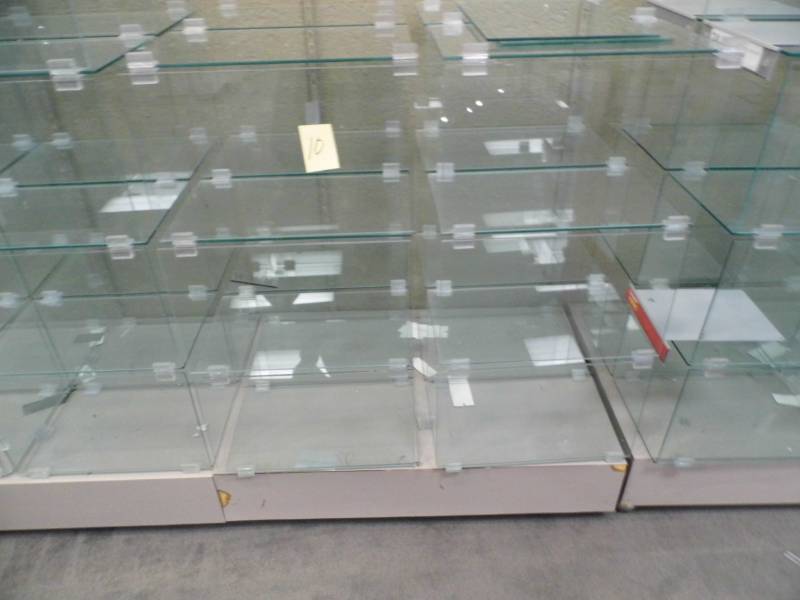 lot 10 image: Glass Display Case w Base