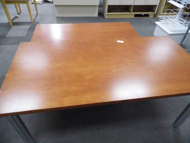 lot 13 image: Lot of 2 Tables
