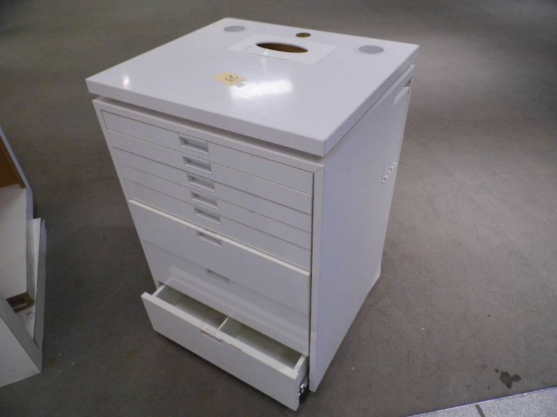 lot 23 image: Beauty Station w Drawers & Power