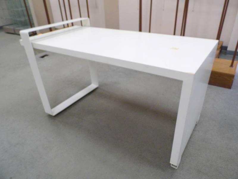 lot 33 image: White Table