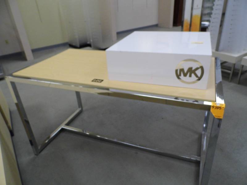 lot 34 image: Table w Risser Base