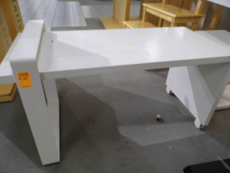 lot 48 image: Table - Display