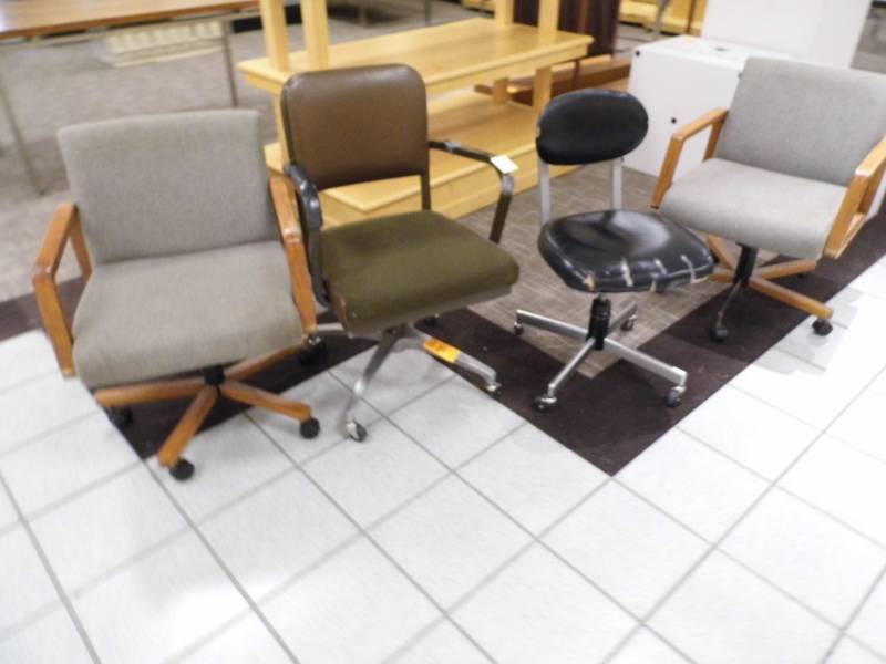 lot 51 image: Lot of 4 Chairs