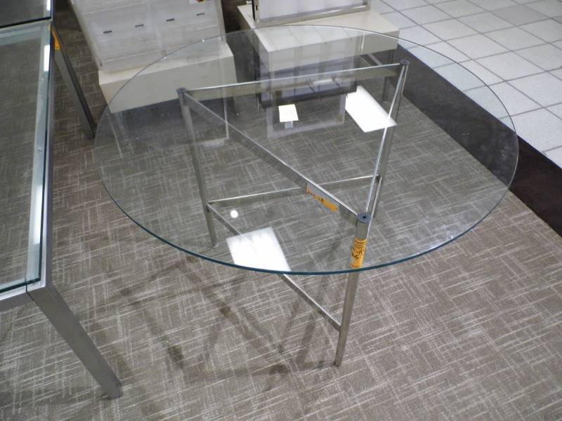 lot 68 image: Round Glass Table